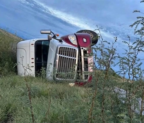 VUELCA UNIDAD DE CARGA EN EL TRAMO AGUA PRIETA–JANOS; OPERADOR SALE CON HERIDAS LEVES